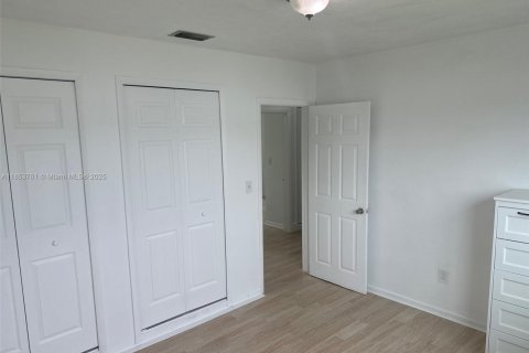 House in Miami, Florida 3 bedrooms, 107.12 sq.m. № 2022521 - photo 6