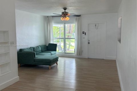 House in Miami, Florida 3 bedrooms, 107.12 sq.m. № 2022521 - photo 3