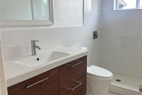 House in Miami, Florida 3 bedrooms, 107.12 sq.m. № 2022521 - photo 8