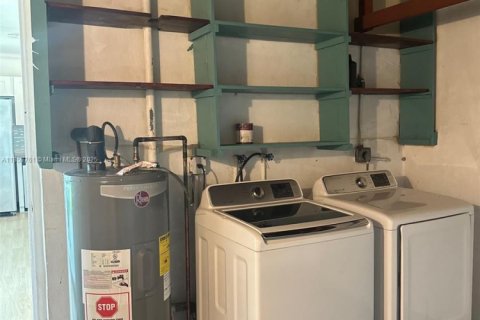 House in Miami, Florida 3 bedrooms, 107.12 sq.m. № 2022521 - photo 11