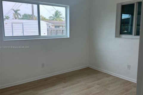 House in Miami, Florida 3 bedrooms, 107.12 sq.m. № 2022521 - photo 9