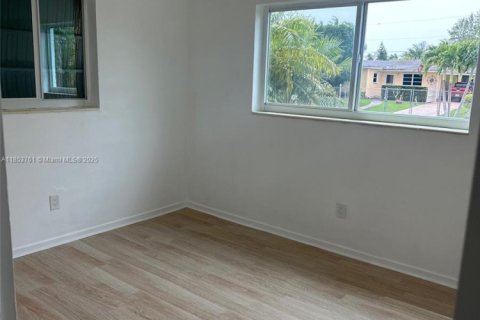 House in Miami, Florida 3 bedrooms, 107.12 sq.m. № 2022521 - photo 7