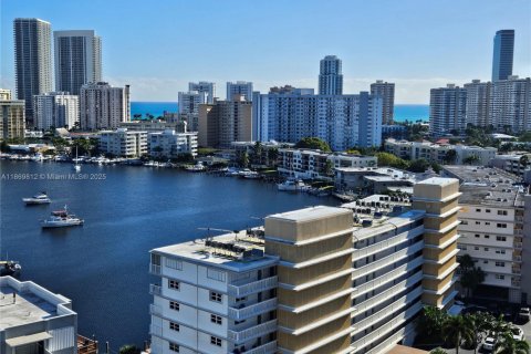 Кондоминиум с 2 спальнями в Халландейл-Бич, Флорида № 2014674