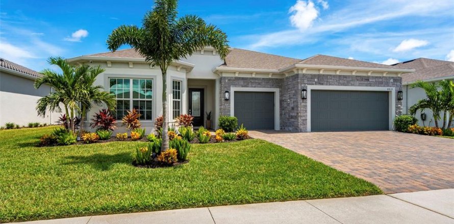 House in Melbourne, Florida 3 bedrooms, 260.87 sq.m. № 1919665