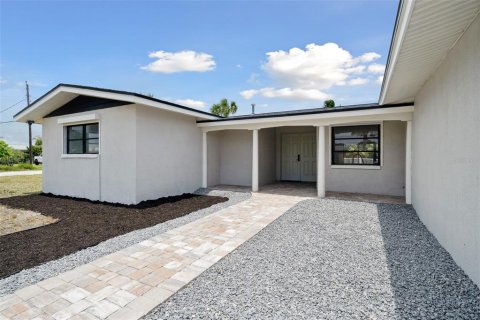 House in Merrit Island, Florida 3 bedrooms, 164.25 sq.m. № 1807518 - photo 2