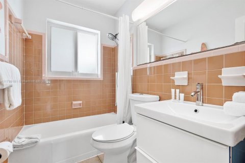 Propiedad comercial en venta en Fort Lauderdale, Florida, 162.76 m2 № 1865250 - foto 17
