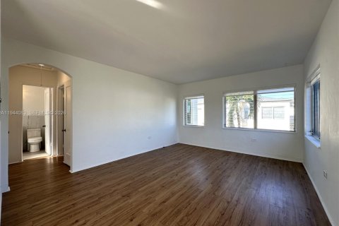 Apartamento en alquiler en Miami Beach, Florida, 1 dormitorio, 67.82 m2 № 2000880 - foto 2