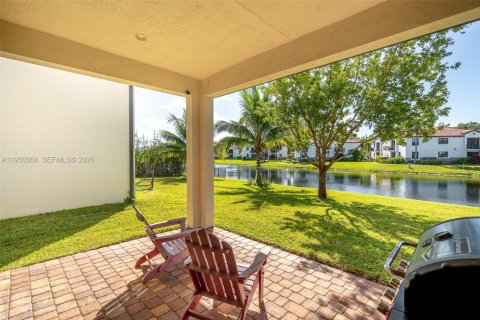 Купить виллу или дом в Пемброк-Пайнс, Флорида 4 спальни, 259.38м2, № 2006027 - фото 4