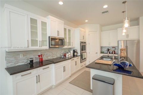 Купить виллу или дом в Пемброк-Пайнс, Флорида 4 спальни, 259.38м2, № 2006027 - фото 10