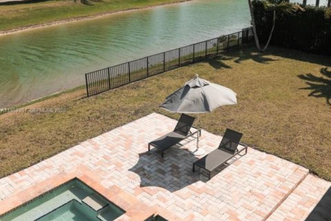 House in Cutler Bay, Florida 5 bedrooms, 454.66 sq.m. № 2021081 - photo 24