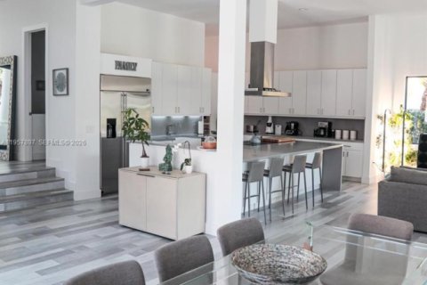 House in Cutler Bay, Florida 5 bedrooms, 454.66 sq.m. № 2021081 - photo 9