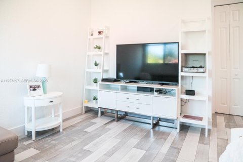 House in Cutler Bay, Florida 5 bedrooms, 454.66 sq.m. № 2021081 - photo 20