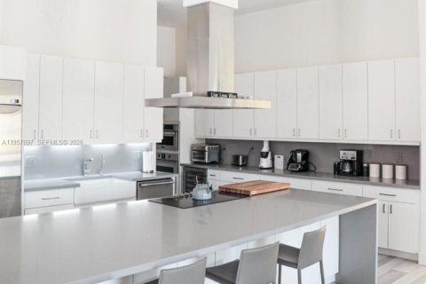 House in Cutler Bay, Florida 5 bedrooms, 454.66 sq.m. № 2021081 - photo 12