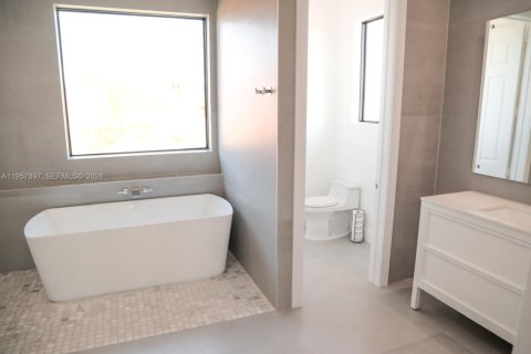 House in Cutler Bay, Florida 5 bedrooms, 454.66 sq.m. № 2021081 - photo 23