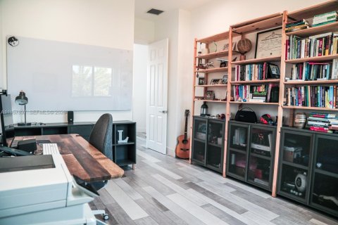 House in Cutler Bay, Florida 5 bedrooms, 454.66 sq.m. № 2021081 - photo 26