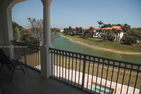 House in Cutler Bay, Florida 5 bedrooms, 454.66 sq.m. № 2021081 - photo 21