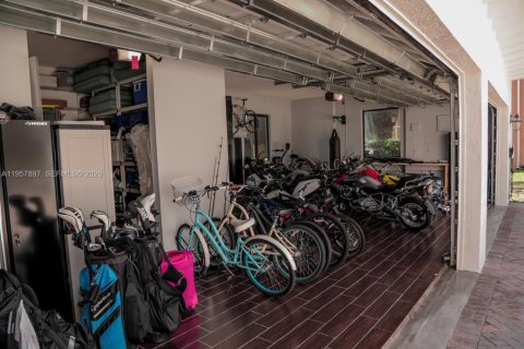 House in Cutler Bay, Florida 5 bedrooms, 454.66 sq.m. № 2021081 - photo 17