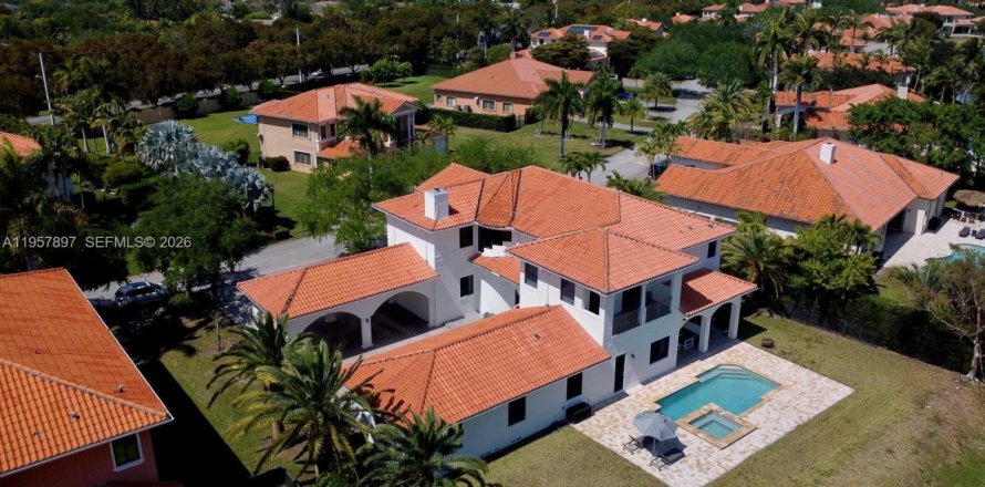 House in Cutler Bay, Florida 5 bedrooms, 454.66 sq.m. № 2021081