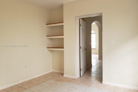 House in Miami Beach, Florida 5 bedrooms, 309.83 sq.m. № 1825915 - photo 22