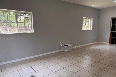Снять в аренду таунхаус в Пемброк-Парк, Флорида 3 спальни, 125.88м2, № 1892205 - фото 10