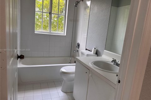 Снять в аренду таунхаус в Пемброк-Парк, Флорида 3 спальни, 125.88м2, № 1892205 - фото 7