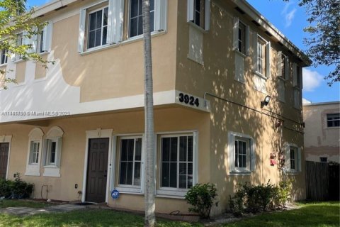 Touwnhouse à louer à Pembroke Park, Floride: 3 chambres, 125.88 m2 № 1892205 - photo 1