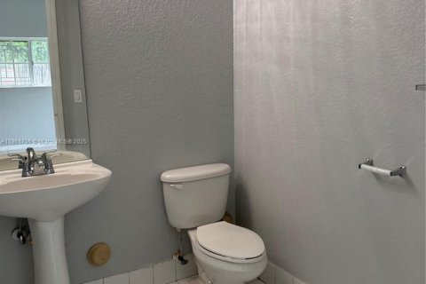 Снять в аренду таунхаус в Пемброк-Парк, Флорида 3 спальни, 125.88м2, № 1892205 - фото 12