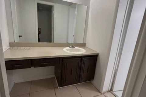 Condo in Miami, Florida, 1 bedroom  № 2060234 - photo 6