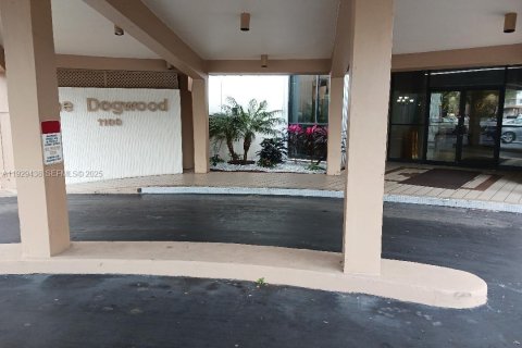 Condo in Pembroke Pines, Florida, 2 bedrooms № 1987781 - photo 1