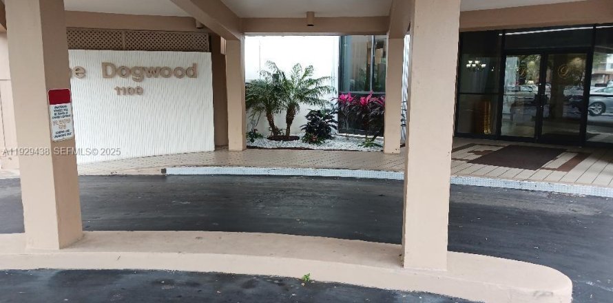 Condo in Pembroke Pines, Florida, 2 bedrooms № 1987781