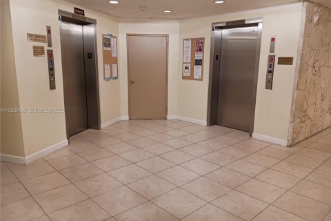 Condo in Pembroke Pines, Florida, 2 bedrooms № 1987781 - photo 5