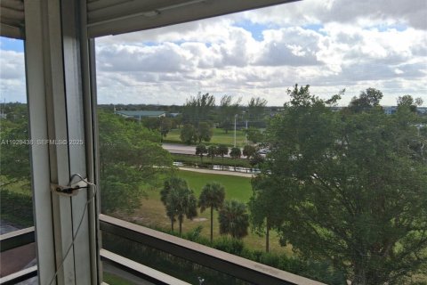 Condominio en venta en Pembroke Pines, Florida, 2 dormitorios № 1987781 - foto 8