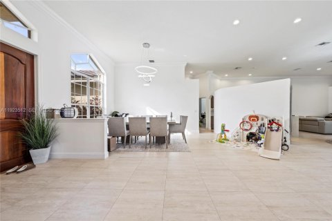 Снять в аренду виллу или дом в Уэстон, Флорида 5 спален, 245.63м2, № 1992513 - фото 6