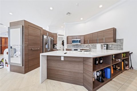 Снять в аренду виллу или дом в Уэстон, Флорида 5 спален, 245.63м2, № 1992513 - фото 3