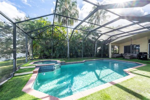 Снять в аренду виллу или дом в Уэстон, Флорида 5 спален, 245.63м2, № 1992513 - фото 14