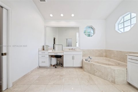 Снять в аренду виллу или дом в Уэстон, Флорида 5 спален, 245.63м2, № 1992513 - фото 19