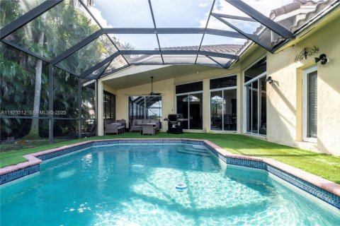 Снять в аренду виллу или дом в Уэстон, Флорида 5 спален, 245.63м2, № 1992513 - фото 16