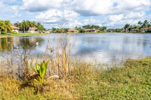 Снять в аренду виллу или дом в Уэстон, Флорида 5 спален, 245.63м2, № 1992513 - фото 1