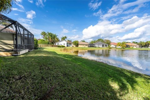 Снять в аренду виллу или дом в Уэстон, Флорида 5 спален, 245.63м2, № 1992513 - фото 15