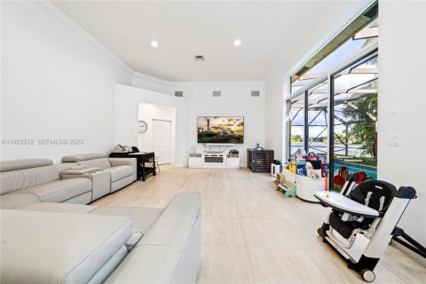 Снять в аренду виллу или дом в Уэстон, Флорида 5 спален, 245.63м2, № 1992513 - фото 9