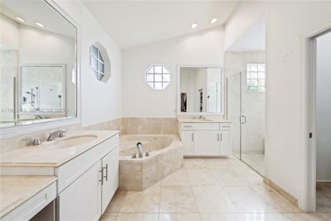 Снять в аренду виллу или дом в Уэстон, Флорида 5 спален, 245.63м2, № 1992513 - фото 17