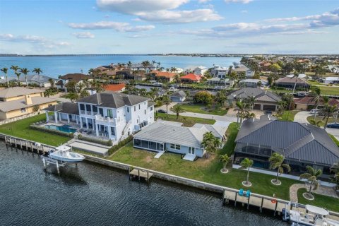 House in Punta Gorda, Florida 3 bedrooms, 177.07 sq.m. № 1567117 - photo 1