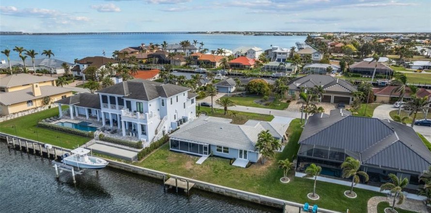 House in Punta Gorda, Florida 3 bedrooms, 177.07 sq.m. № 1567117