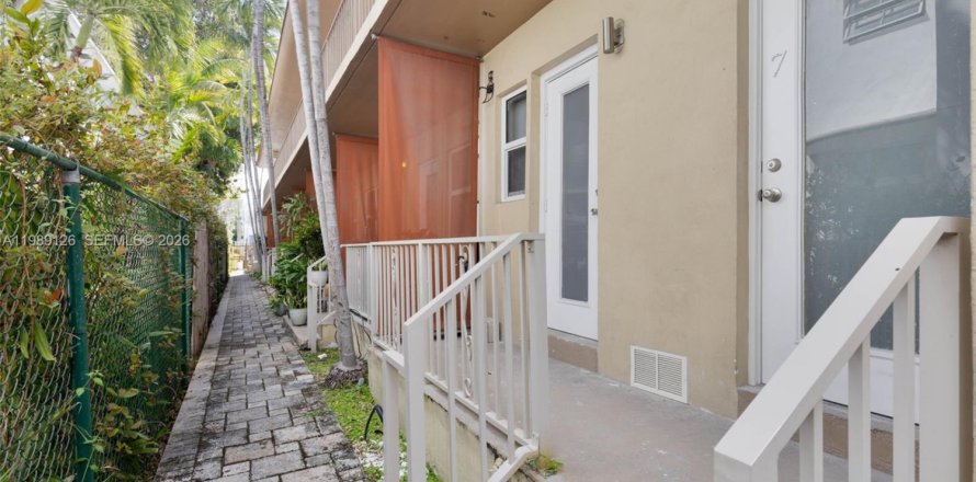 Condo in Miami Beach, Florida, 2 bedrooms  № 2051421