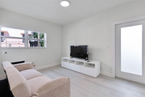 Condo in Miami Beach, Florida, 2 bedrooms  № 2051421 - photo 3