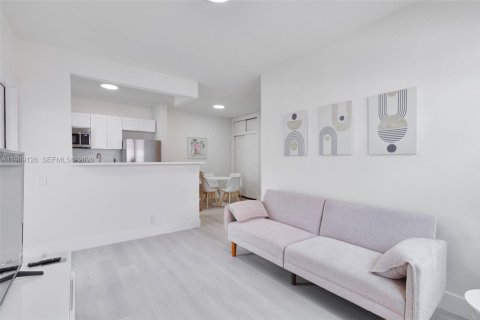 Condo in Miami Beach, Florida, 2 bedrooms  № 2051421 - photo 4