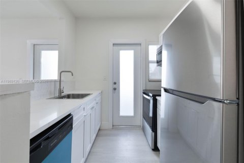 Condo in Miami Beach, Florida, 2 bedrooms  № 2051421 - photo 6