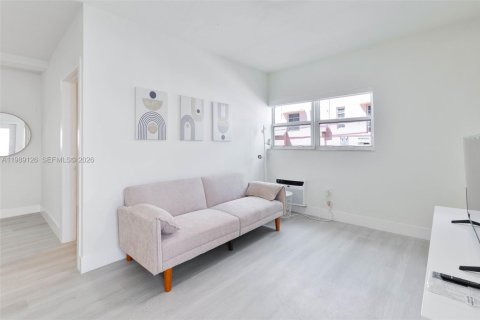 Condo in Miami Beach, Florida, 2 bedrooms  № 2051421 - photo 2