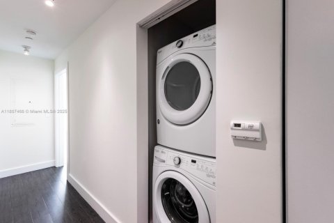 Condo in Miami, Florida, 3 bedrooms  № 1748799 - photo 27