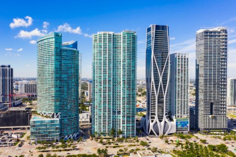 Condo in Miami, Florida, 3 bedrooms  № 1748799 - photo 1